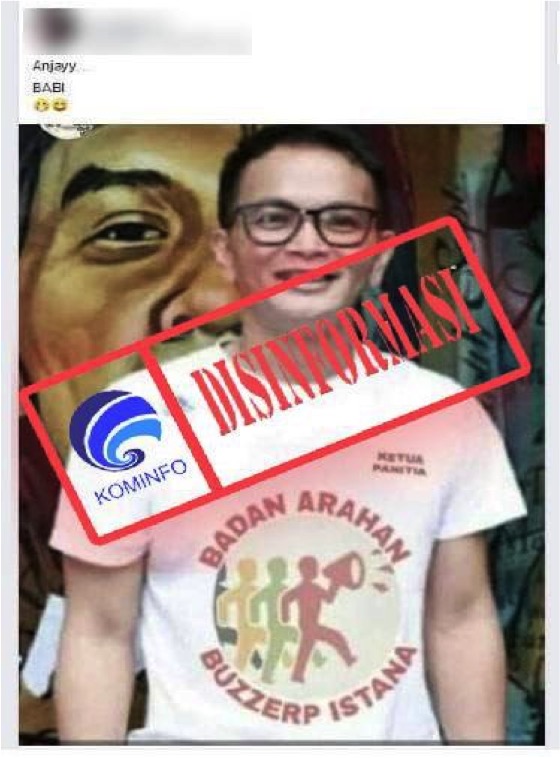 Foto Yosi Mokalu Mengenakan Kaos Bertuliskan “BADAN ARAHAN BUZZERP ISTANA”