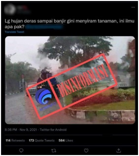 Foto Petugas Siram Taman saat Hujan di Jakarta